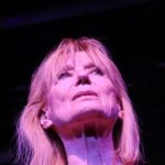 Eine Frau, die nachdenklich in die Ferne blickt