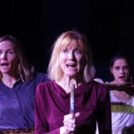 Drei Frauen, die sprechen.